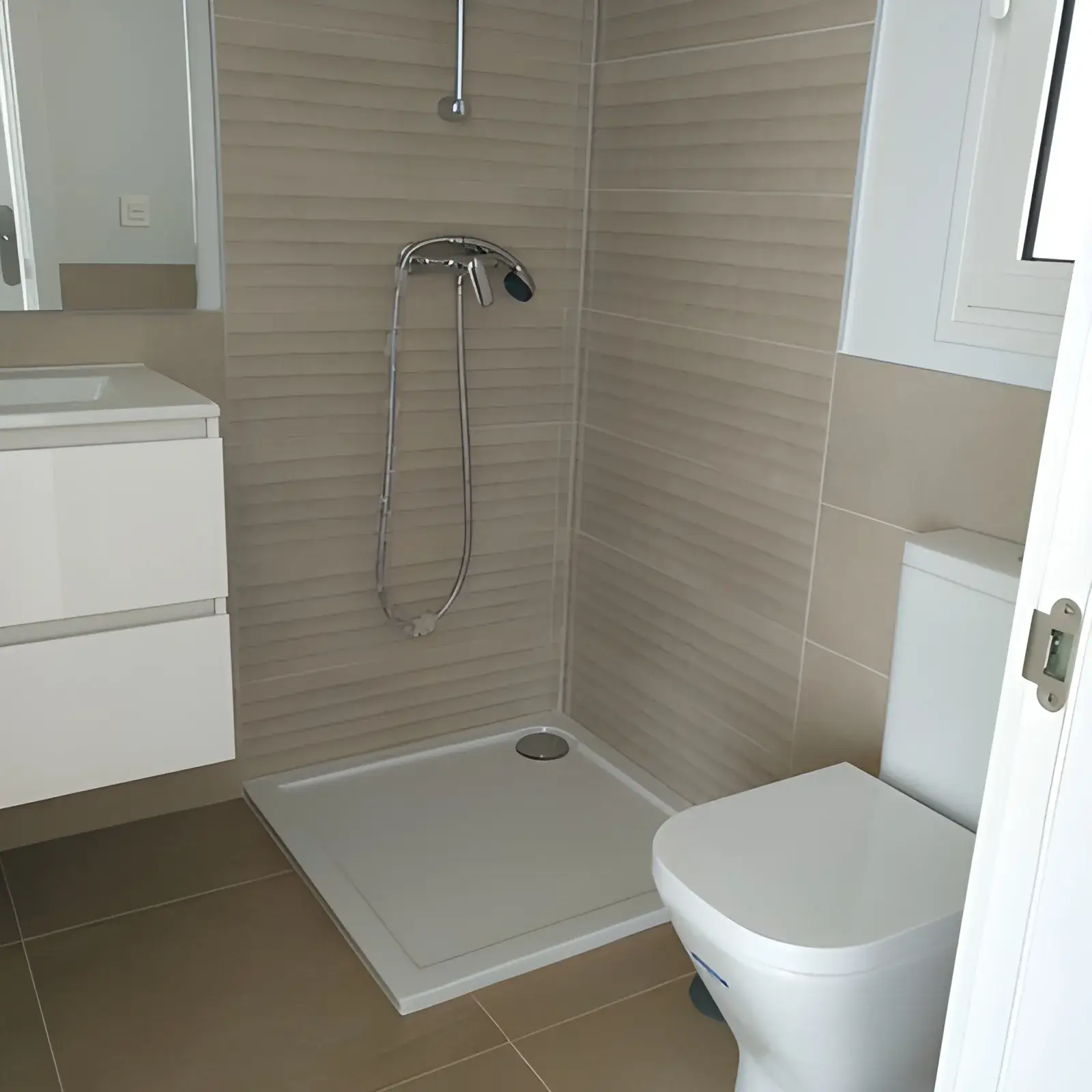 Alicatar baño moderno en Córdoba