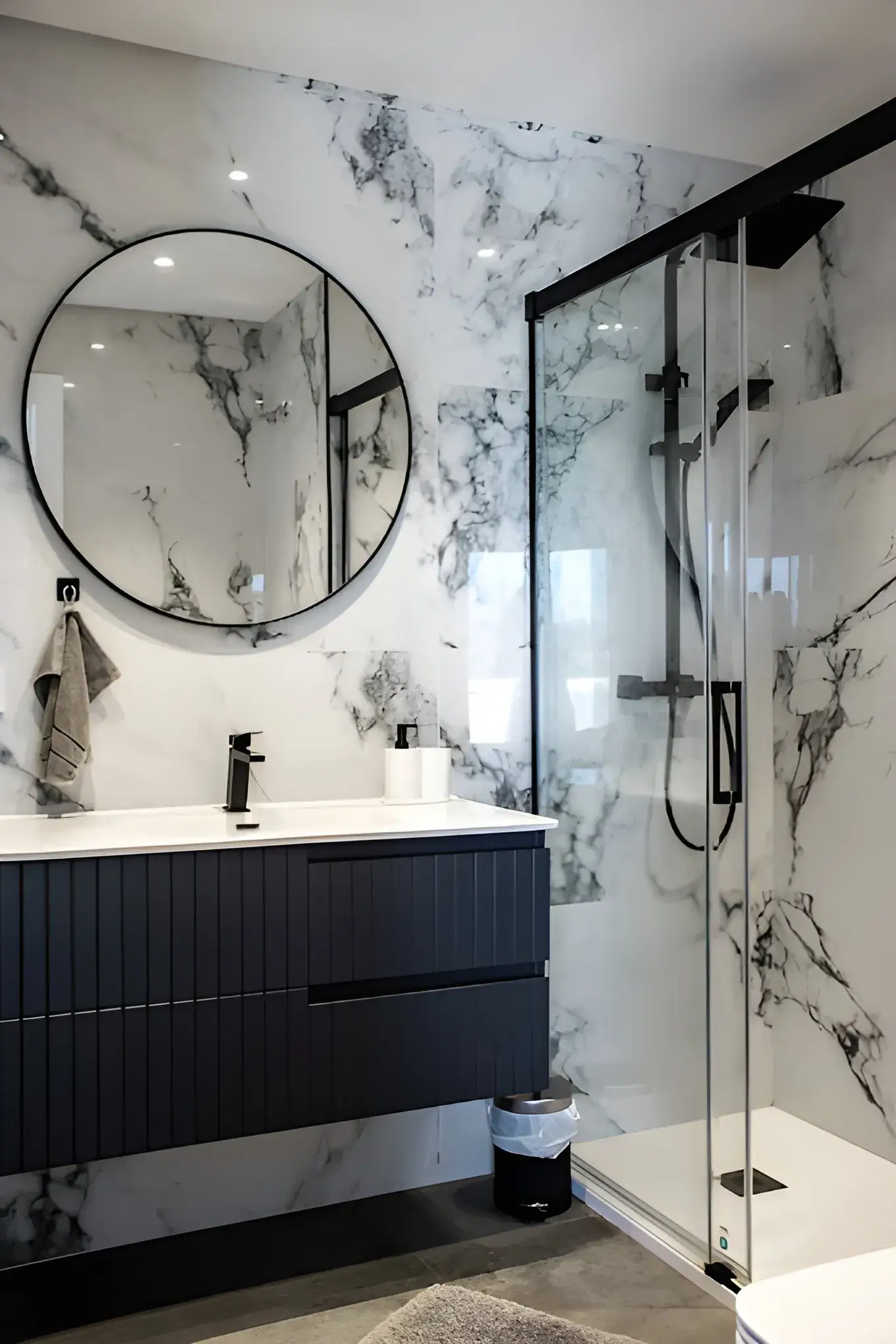 Reforma de baño con marmol moderno en Córdoba