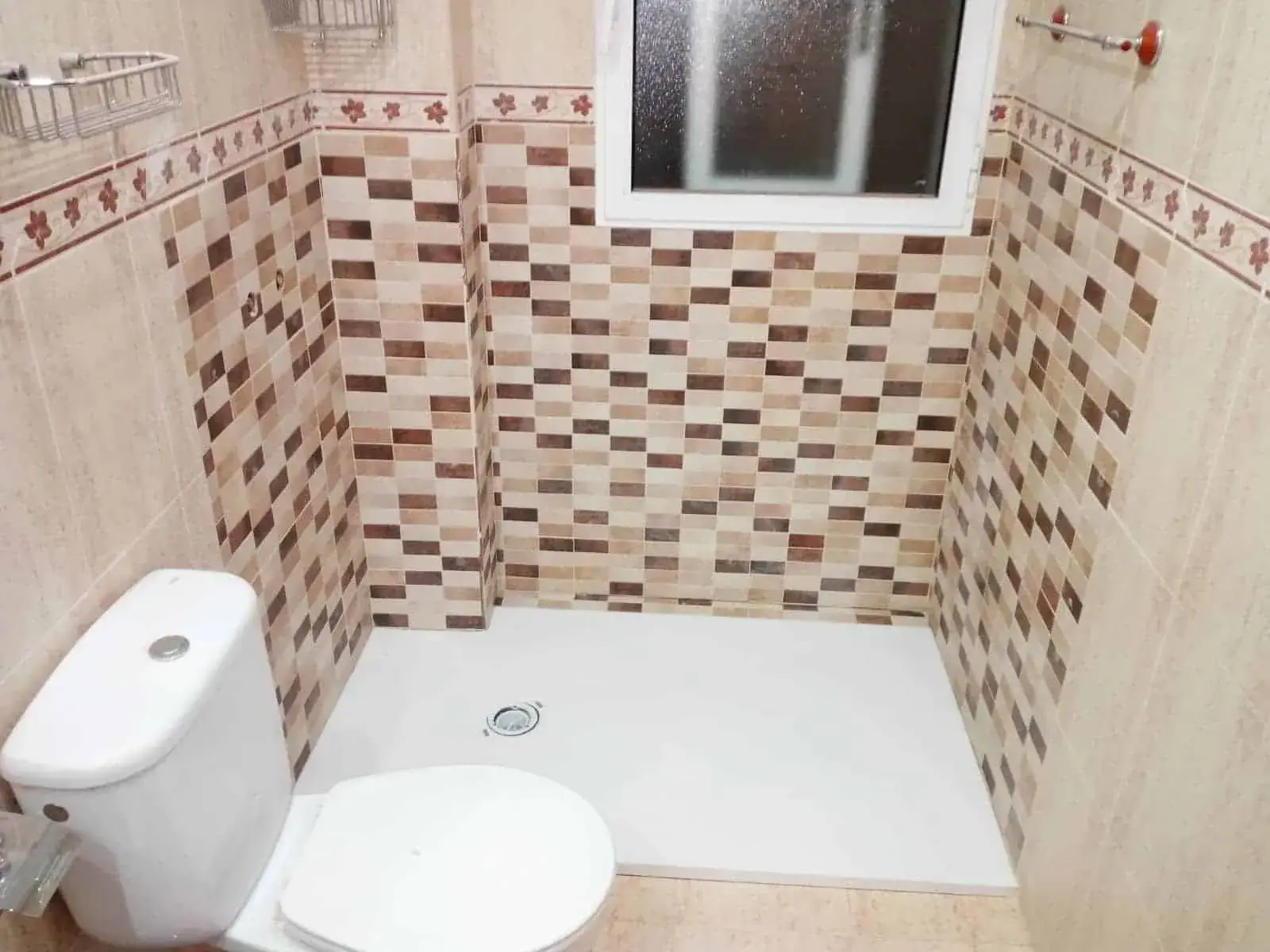 Cambio de bañera por plato de ducha con mosaico en Córdoba