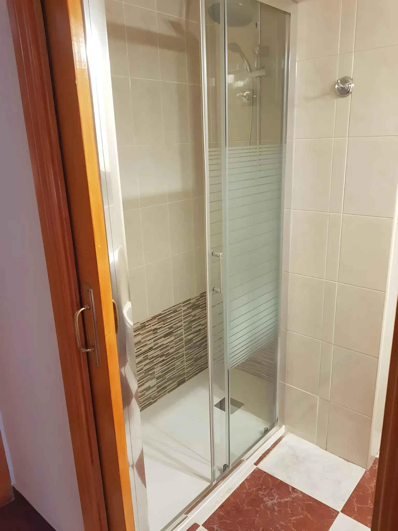 Cambio de bañera por plato de ducha con mampara en Córdoba